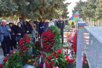 Yasamal rayon ictimaiyyəti Aprel döyüşlərinin şəhidlərini yad edib - FOTOLAR