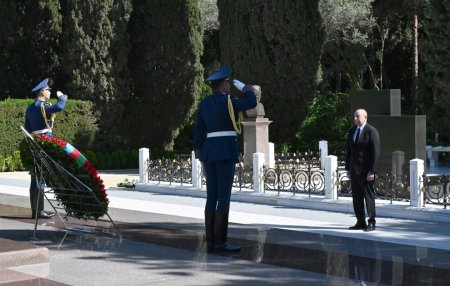 İlham Əliyev və birinci xanım Heydər Əliyevin məzarını ziyarət etdilər - FOTOLAR