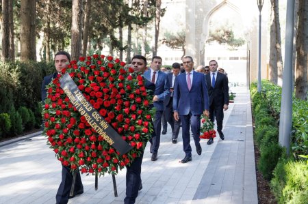 "AzerGold" QSC və törəmə şirkətlərinin kollektivi Ulu Öndər Heydər Əliyevin məzarını ziyarət edib - FOTO