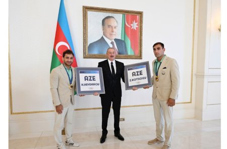 Hidayətlə Zelimdən Prezidentə hədiyyə — FOTOLAR