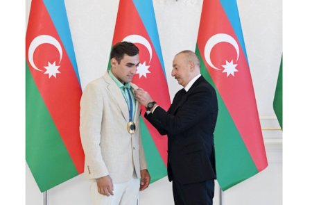 Hidayətlə Zelimdən Prezidentə hədiyyə — FOTOLAR
