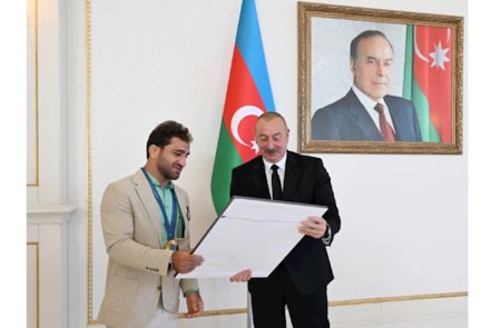 Hidayətlə Zelimdən Prezidentə hədiyyə — FOTOLAR