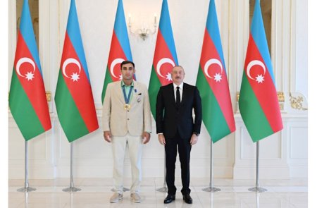 Hidayətlə Zelimdən Prezidentə hədiyyə — FOTOLAR