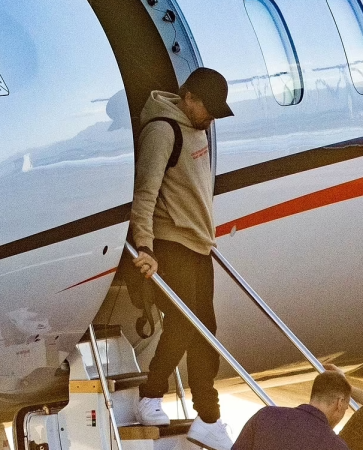 Yanğınlar fonunda ölkəsini tərk etdi