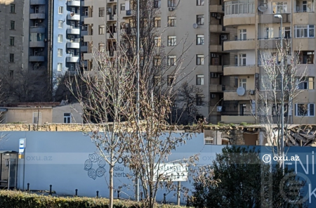 "Kəpəz" MTK binanın damını söküb mərtəbə artırır" - Yasamaldan şikayət
