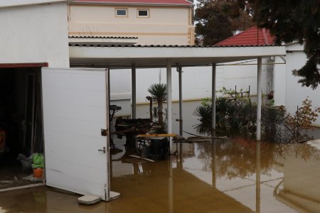 Xəzər rayonu sakinlərinin evlərini su basıb  - FOTO