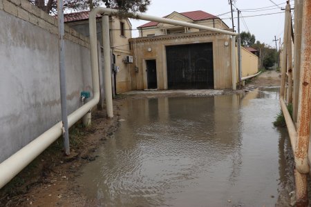 Xəzər rayonu sakinlərinin evlərini su basıb  - FOTO