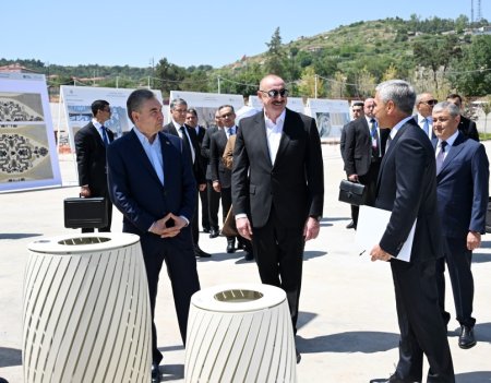 Prezident və Berdiməhəmmədov Yeni Şuşa məscidindəki işlərlə tanış oldular