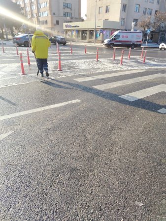 Adil Vəliyev qadınlara buzlu yolları təmizlətdirir – Foto Adil Vəliyev qadınlara buzlu yolları təmizlətdirir – Foto
