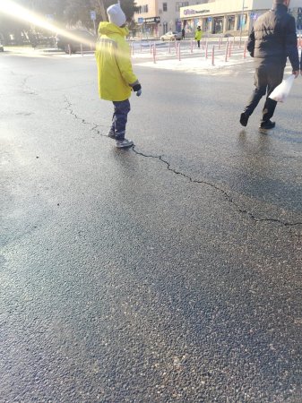 Adil Vəliyev qadınlara buzlu yolları təmizlətdirir – Foto Adil Vəliyev qadınlara buzlu yolları təmizlətdirir – Foto