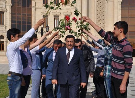 Salyanın keçmiş imperatorunun oğlu Rumıniyanı satın aldı  -  FOTO