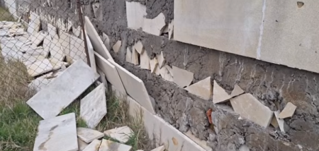 Qaraşovun 1,4 milyonluq “abadlıq”ı 3 ay dözmədi - Üzlüklərin altında sment əvəzinə zir-zibil vurulub - FOTOLAR
