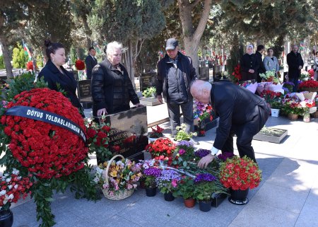 Sumqayıtda Aprel şəhidlərinin xatirəsi anıldı - Fotolar