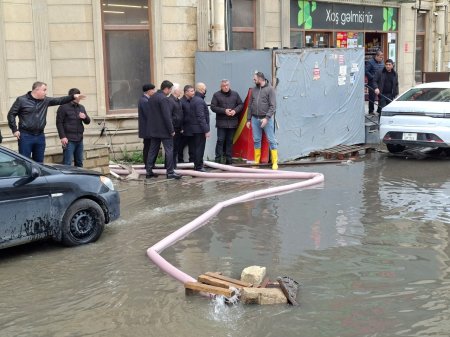 Abşeron Rayon İcra Hakimiyyətinin başçısı Abdin Fərzəliyev su basmış ərazilərdə sakinlərlə görüşdü