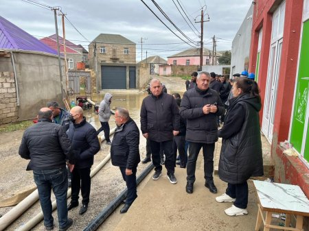Abşeron Rayon İcra Hakimiyyətinin başçısı Abdin Fərzəliyev su basmış ərazilərdə sakinlərlə görüşdü