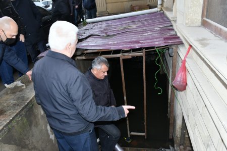 Abşeron Rayon İcra Hakimiyyətinin başçısı Abdin Fərzəliyev su basmış ərazilərdə sakinlərlə görüşdü
