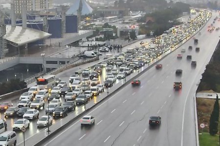 Yağışlı Bakının tıxaclı yolları – SİYAHI