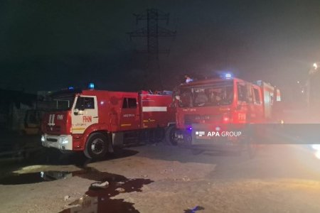 “Riyad” ticarət mərkəzində mebel sexi yanıb