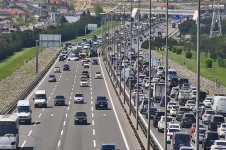 Aeroport şosesində qəza olub, yolda sıxlıq yaranıb