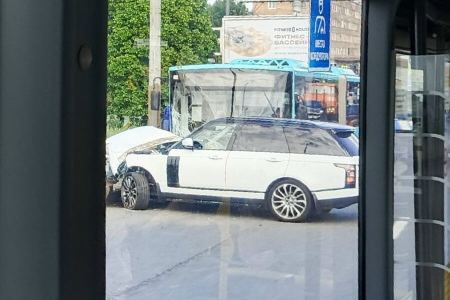 Körpüdə uşaqları daşıyan avtobus SUV ilə toqquşub - Bu ölkədə