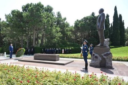 Slovakiya Prezidenti Ümummilli Lider Heydər Əliyevin məzarını ziyarət edib Slovakiya Prezidenti Ümummilli Lider Heydər Əliyevin məzarını ziyarət edib